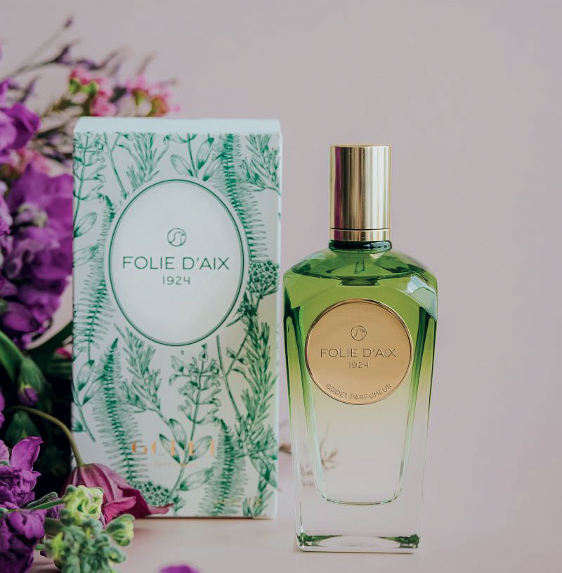 Nouvelle expression du savoir-faire de la parfumeuse Sonia Godet, Folie d’Aix 1924, une fragrance verte et herbacée, généreuse et vibrante, qui s’ouvre comme une promenade sensible à travers les jardins secrets de cette bastide emblématique.