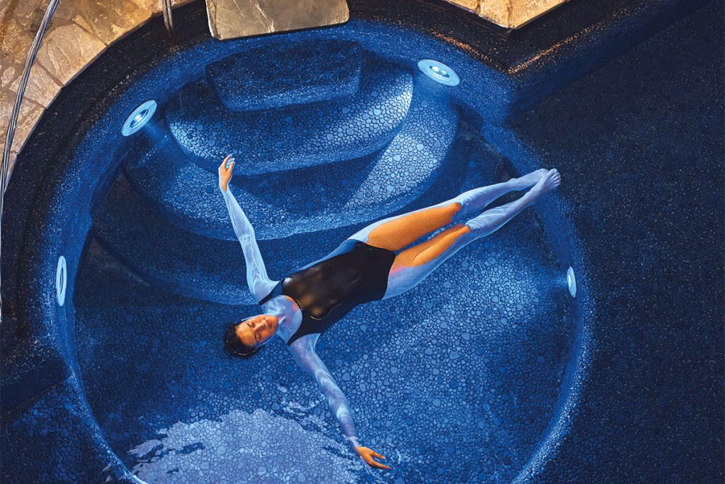 Le Shiatsu dans l’eau vous reconnecte avec l’élément qui constitue une grande partie de vous : l’eau. Dans l’atmosphère apaisante de la piscine d’eau salée à usage exclusif, une ancienne technique de massage est combinée aux bienfaits de l’eau, créant une véritable danse sensorielle.