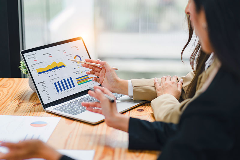 Trop de stock dès le départ ou des conditions d’ouverture trop conséquentes peuvent rapidement peser sur la trésorerie et créer des stocks dormants. Une analyse précise du projet et de ses besoins permet de trouver le juste équilibre.
