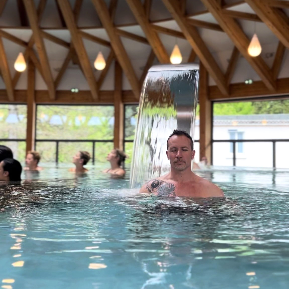 Les Accros du Peignoir dévoilent « En Spa Inconnu », une série immersive et décalée