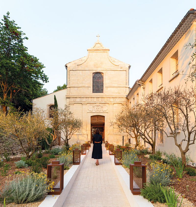 À l’image du Couvent de Minimes, que Forbes a décrit comme « gardienne d’un art de vivre séculaire », où l’environnement naturel, l’héritage, les retraites bien-être et le Spa L’Occitane en Provence célèbrent la pause à la fois contemplative et épicurienne
