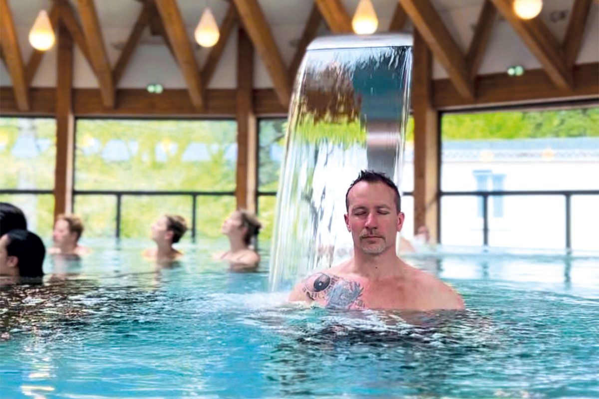Les Accros du Peignoir dévoilent « En Spa Inconnu », une série immersive et décalée