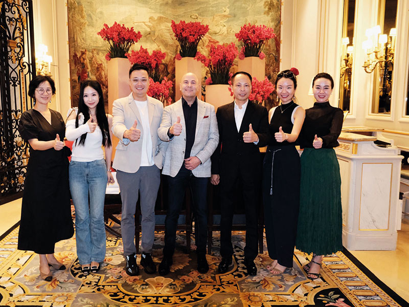 Ici, Olivier Couraud, entouré de ses distributeurs chinois, juste après la signature de leur partenariat à l’hôtel 5* George V à Paris. De gauche à droite : Joyce Liu (Gongya), May Mei (Gongya), Zhaoqing Zhou (Gongya), Olivier Couraud (Olivier Claire), Zhaoting Zhou (Gongya), Meilin Hu (Gongya) et Jennifer Fu (Gongya).