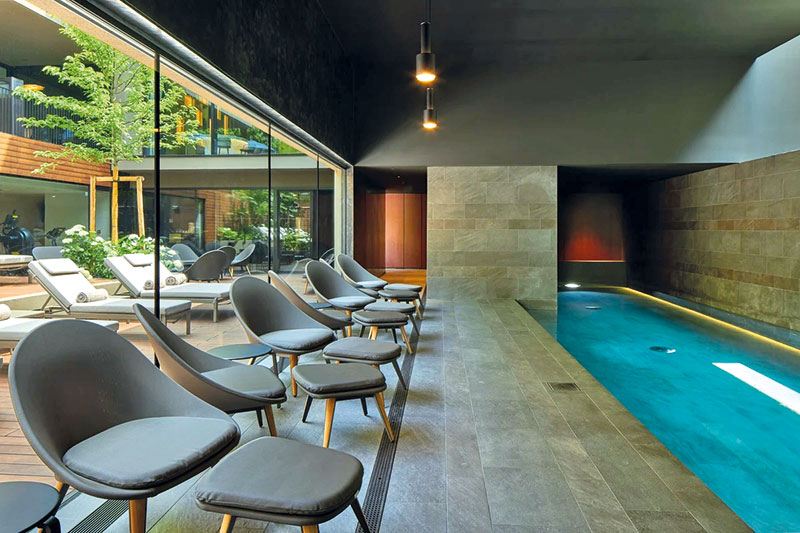 L'Esquisse Hôtel & Spa, boutique hôtel 5 étoiles MGallery Hotel Collection à Colmar, a récemment rejoint les établissements partenaires de la marque Olivier Claire. « Ce partenariat va bien au-delà d’une simple alliance avec une marque ; il incarne une rencontre entre l’excellence de la cosmétique et notre engagement envers un bien-être profond et durable », témoigne Ambre Gsell, gestionnaire du Spa de l’hôtel L’Esquisse.