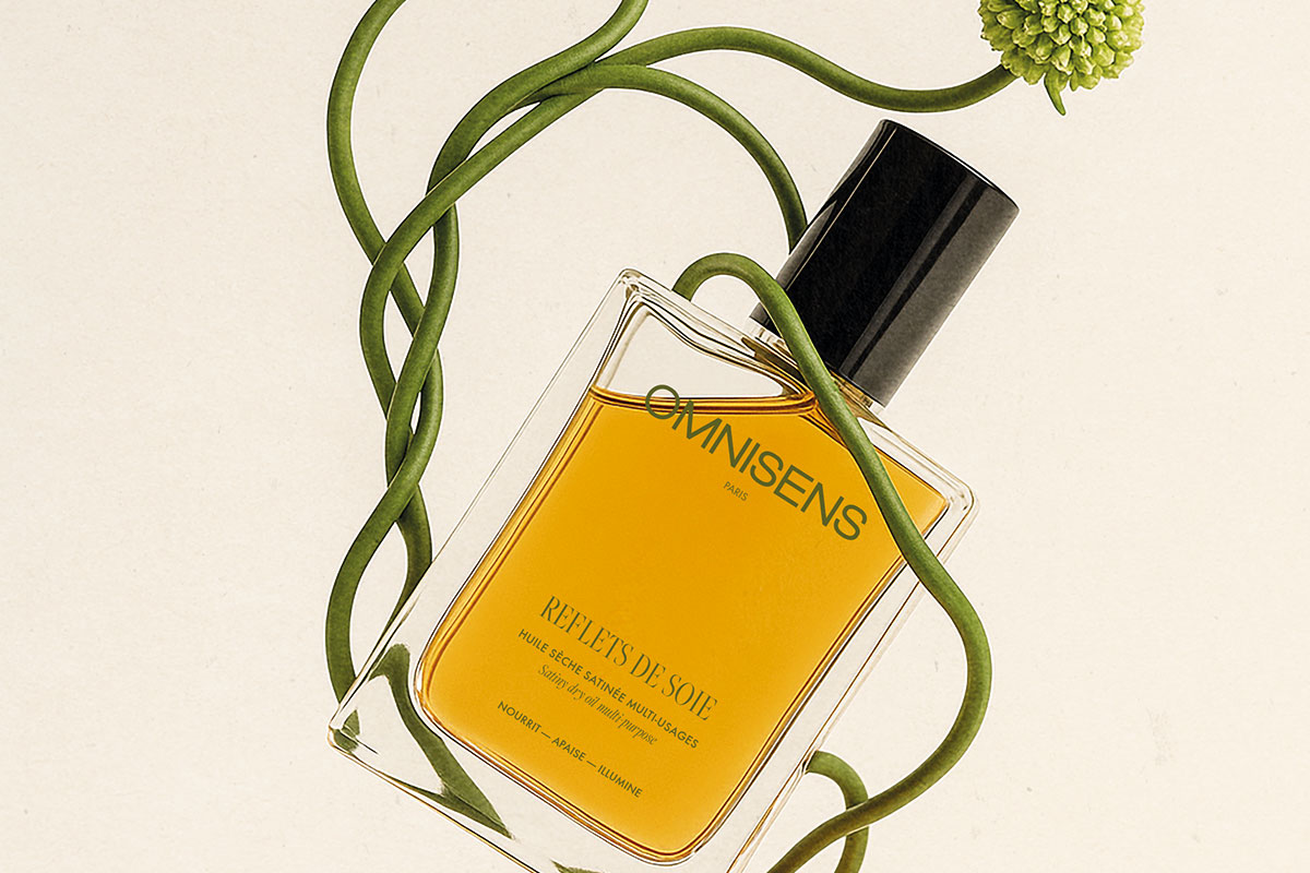Best-seller de la marque, l’huile sèche satinée multi-usages Reflets de Soie se pare d’un nouveau flacon symbolisant naturalité douce, raffinement et élégance.