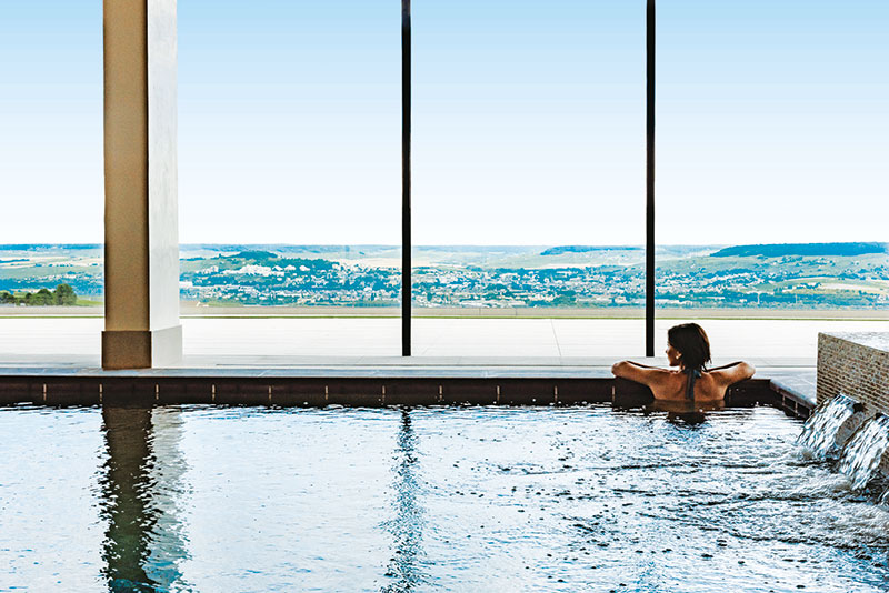 © Royal Champagne Hotel & Spa - À mes yeux, l’avenir s’écrit dans la complémentarité : à la marque l’expertise du soin, et au Spa la capacité à le faire vivre auprès d’une clientèle exigeante Encore faut-il que cette collaboration soit personnalisée et adaptable, car chaque lieu possède son identité, ses attentes et son rythme. Anna Pierzak Royal Champagne Hotel & Spa 5*
