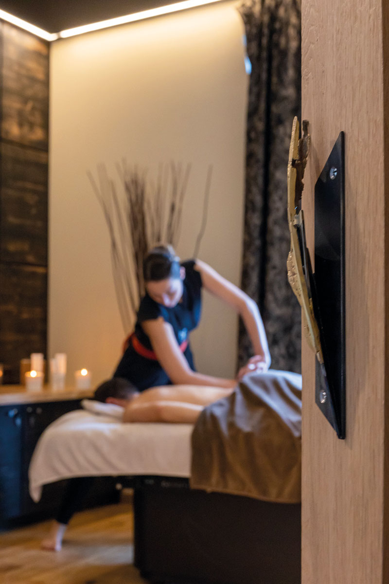 Créé en 2017 pour le Championnat de France de Massage, Arbre de Vie est le premier rituel signature du lieu, mêlant puissance musculaire et douceur apaisante (120 €, 75 min).