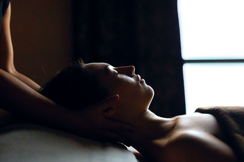 Fruit d’une collaboration avec David Grand, sacré « Meilleures Mains de France 2012, 2013 et 2014 », Au-delà des Montagnes est un massage complet corps, visage et crâne, qui mêle techniques du monde et intensité émotionnelle pour une expérience hors du temps (145 €, 90 min).