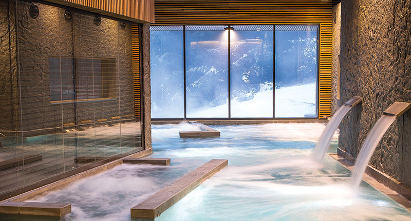 La zone humide, conçue par Hydroconcept, incarne la signature des Sources du Haut Plateau : bassin intérieur animé, bain à remous extérieur avec vue imprenable sur la vallée. Une réalisation couronnée en 2016 par le prix de la « Plus Belle Piscine de Tourisme et de Loisirs » au concours Pool Vision.
