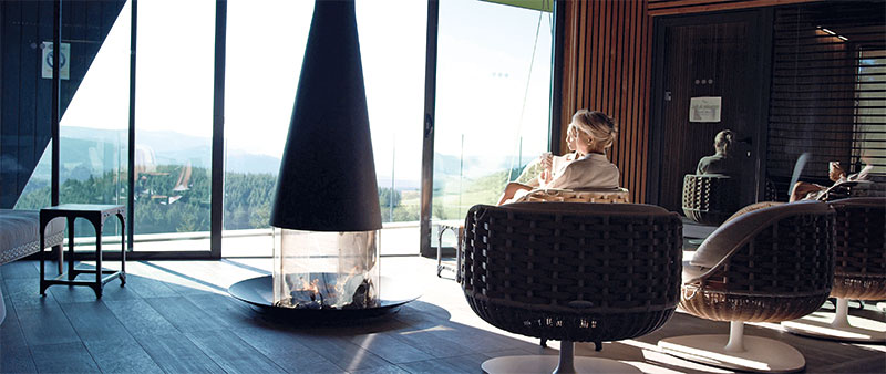 Le Comptoir aux Herbes invite à une pause ressourçante autour des infusions créées par Michelle Marcon. Elles se dégustent dans le confort feutré des salons de relaxation, mais aussi en extérieur, lové dans les balancelles des terrasses, face à une vue apaisante sur la nature environnante.