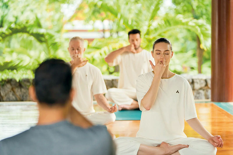 Niché dans un jardin tropical en bord de mer, Chiva-Som rassemble près de 70 cabines dédiées aux soins holistiques, à la physiothérapie, aux thérapies aquatiques, au fitness, au yoga et à la méditation. Maintes fois primé, Chiva-Som demeure une référence internationale, reconnue pour la cohérence et la constance de son approche globale du bien-être.