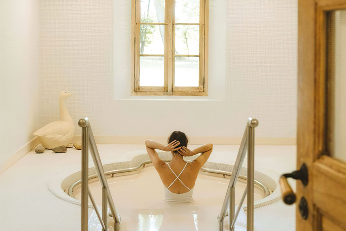 Aux Prés d’Eugénie 5*, la Ferme Thermale offre une parenthèse de pureté et de ressourcement au cœur des Landes.