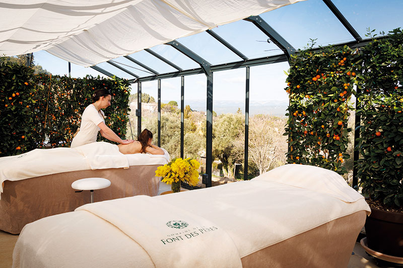 Les serres vitrées permettent de prodiguer des protocoles de soin en extérieur pendant l’hiver, faisant d’elles un atout majeur et différenciant pour l’établissement.