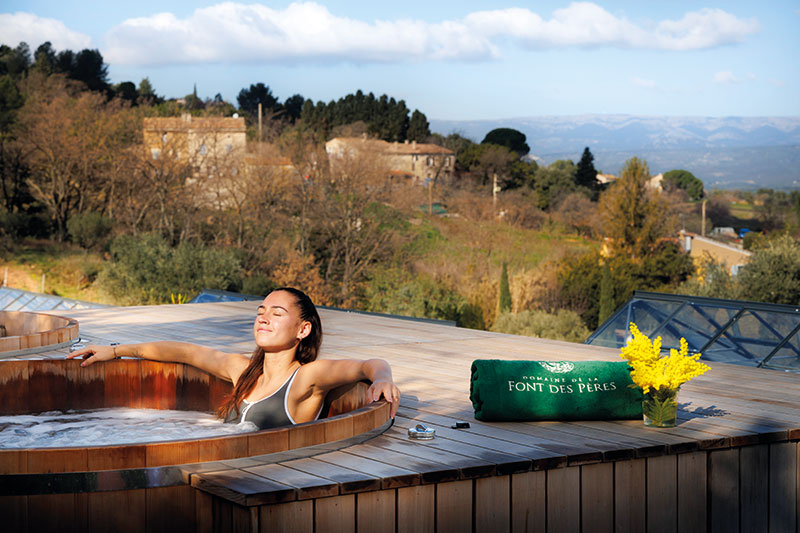 Les bains nordiques du Spa Les Restanques offrent une vue imprenable sur toute la nature environnante.