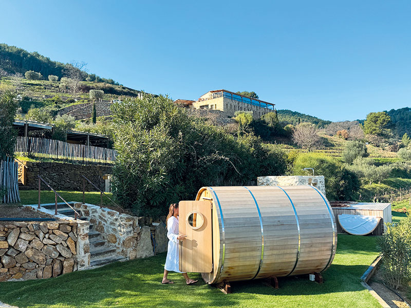 Le sauna du domaine est à l’extérieur et offre une vue panoramique sur le massif de la Sainte-Baume.