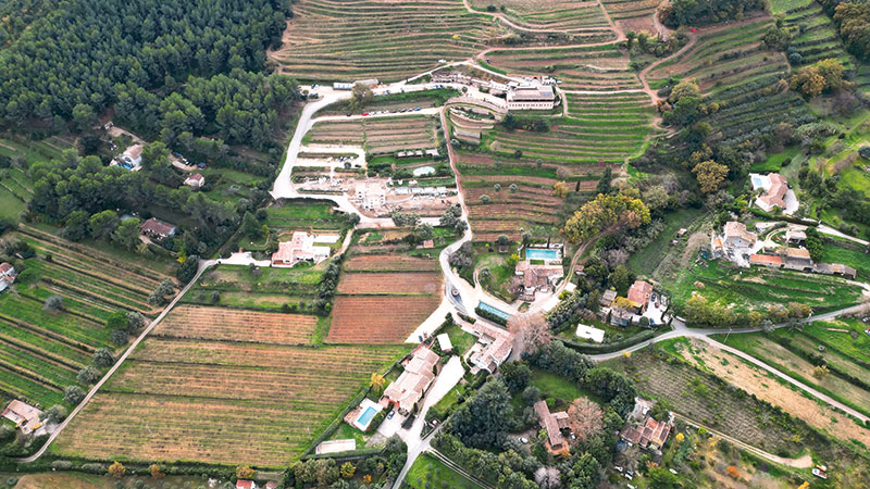 Ce lieu, niché en plein cœur du massif de la Sainte-Baume, offre une expérience complète et immersive grâce à ses hébergements, ses trois restaurants, son espace bien-être, ses salles pour accueillir des événements et ses nombreuses activités.