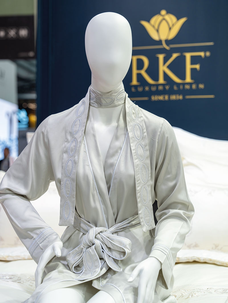 Le SilkFeel, dernière prouesse de RKF Luxury Linen en matière de textile, est un satin léger de MicroModal en 300 TC qui enveloppe le corps d’une seconde peau. Outre son confort remarquable, le satin SilkFeel se distingue par sa résistance au temps : il ne rétrécit pas, ne se déforme pas et ne bouloche pas.