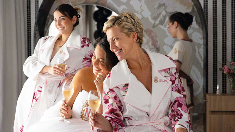 Le Timeless® est une matière spécialement conçue pour la confection de peignoirs haut de gamme, alliant écoresponsabilité, performance et durabilité. Sa capacité d’absorption est cinq fois supérieure à celle d’une serviette standard et sa durée vie jusqu’à 17 fois supérieure. Ici, le modèle conçu pour N Le Spa de l’hôtel 5* Le Negresco.