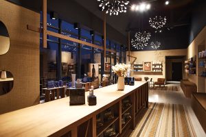 Véritable pièce maîtresse de cette rénovation, un comptoir en chêne massif magistral, où l’on s’installe pour choisir son prochain soin, tester les dernières nouveautés et recevoir les conseils des Spa praticiennes.