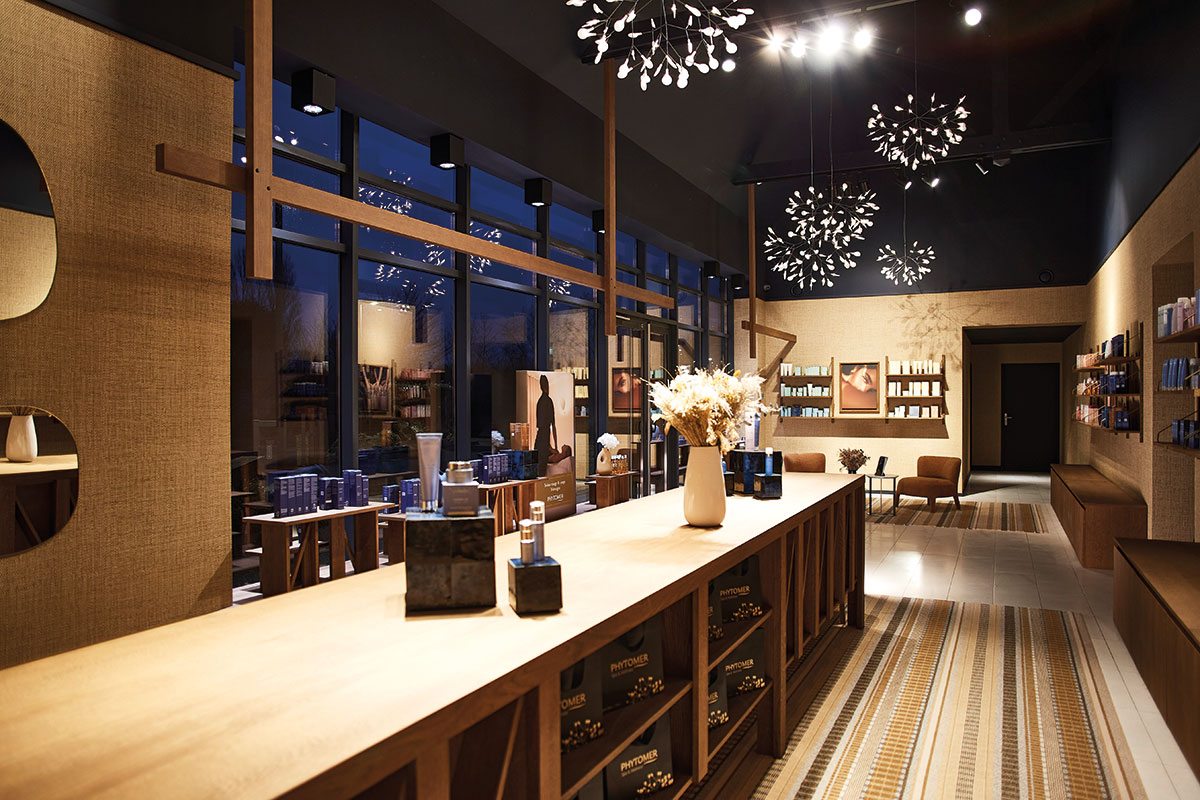 Véritable pièce maîtresse de cette rénovation, un comptoir en chêne massif magistral, où l’on s’installe pour choisir son prochain soin, tester les dernières nouveautés et recevoir les conseils des Spa praticiennes.