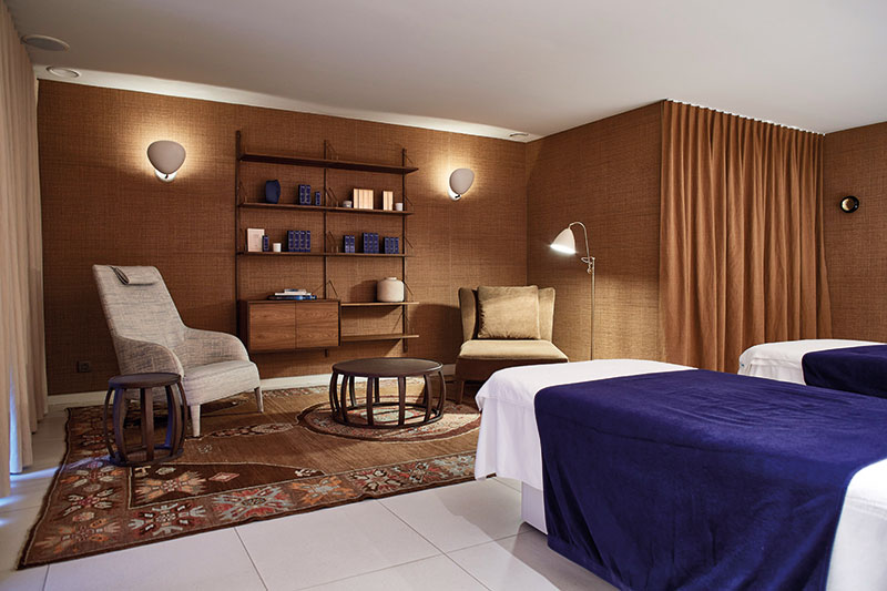 La suite duo avec hammam, toujours aussi vaste et confortable, se pare de tissus chaleureux pour un effet cocon, encore plus élégant.