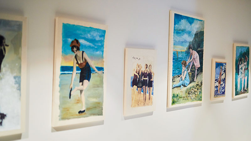 Le couloir met à l’honneur une série de tableaux originaux intitulés « Les Baigneuses », de l’artiste Herminé, apportant un souffle de beauté, de fantaisie et de gaieté.