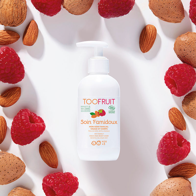 Le Soin Famidoux est un lait pour le visage et le corps adapté pour toute la famille dès 3 ans. Sa formule haute tolérance à l’eau de framboise et à l’huile d’amande nourrit, protège et apaise la peau.