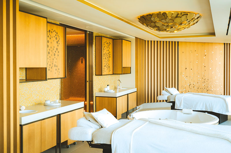 Parmi les neuf cabines du Spa, les suites duo Effervescence et La Part des Anges se distinguent par une attention poussée au détail, avec une baignoire sur mesure signée Preti.