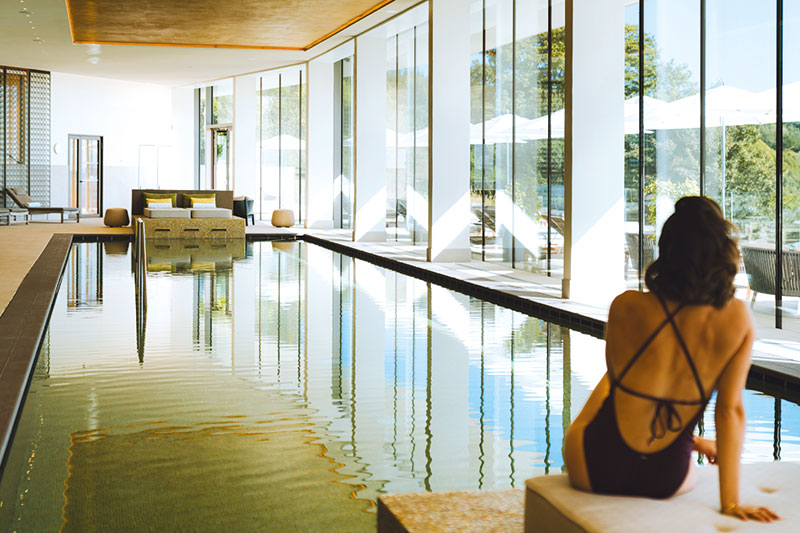 Deux piscines prolongent l’expérience de relaxation : une piscine intérieure lumineuse de 25 mètres et une piscine extérieure de 16 mètres, en prise directe avec le paysage.