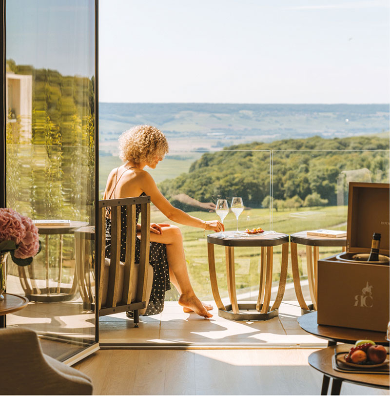 Des suites, toutes spacieuses, sur lesquelles s’ouvrent des carrés de paysage façon carte postale.