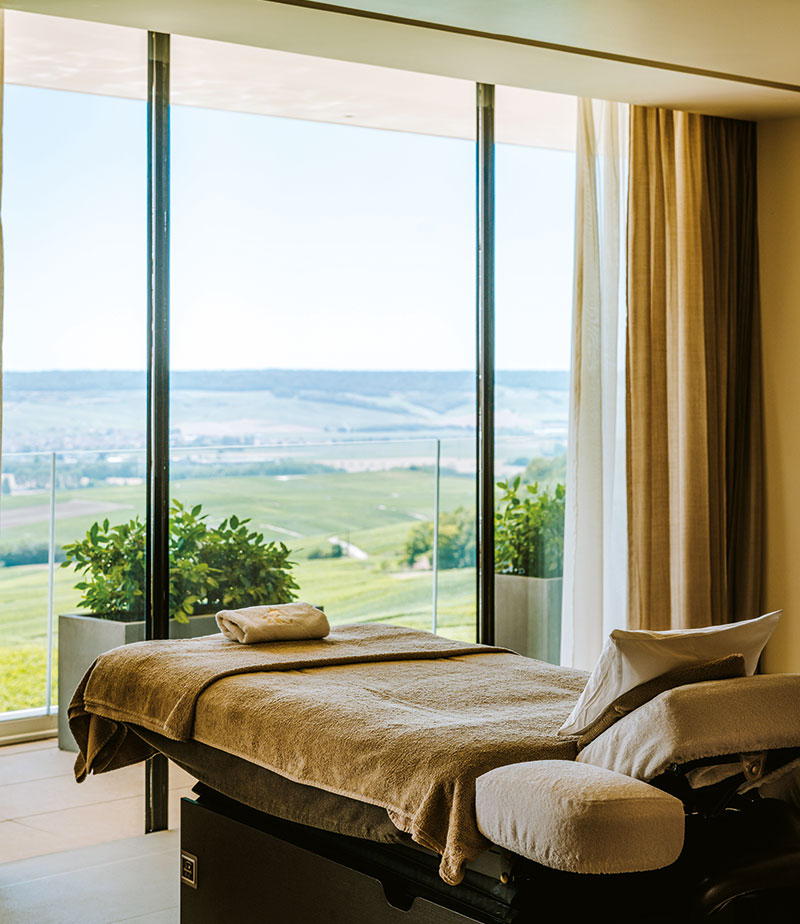 Le soin préféré d’Anna : le soin visage Clarins Precious. Souvent prodigué dans la Suite Effervescence, ce protocole anti-âge propose une succession de gestes rythmés et maîtrisés.