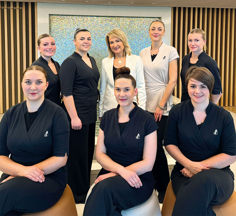 En haut de gauche à droite : Angie (Spa praticienne), Manon (Spa praticienne), Anna (Directrice du Spa), Chloé (Superviseur Spa), Juliette (Spa praticienne). En bas de gauche à droite : Sarah (Alternance Spa manager), Claire (Spa praticienne), Emmanuelle (Praticienne coiffeuse).