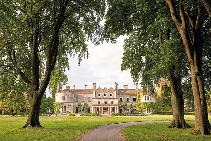 Avec Emblems Collection, Accor en donne une illustration parfaite. Chaque propriété est conçue comme un sanctuaire identitaire puisant sa force dans son ancrage local. Le Lucknam Park Hotel & Spa en est l’emblème : un domaine historique de plusieurs centaines d’hectares, près de Bath, où la nature, le silence et l’héritage dialoguent avec un Spa d’exception et une table étoilée.