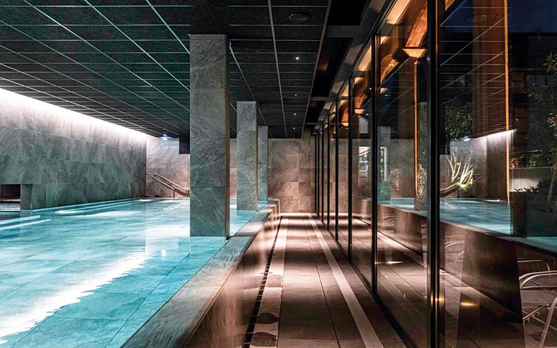 Au Yonaguni Spa, 350 m2 de bains et labyrinthe aquatique inspirent l’imaginaire.