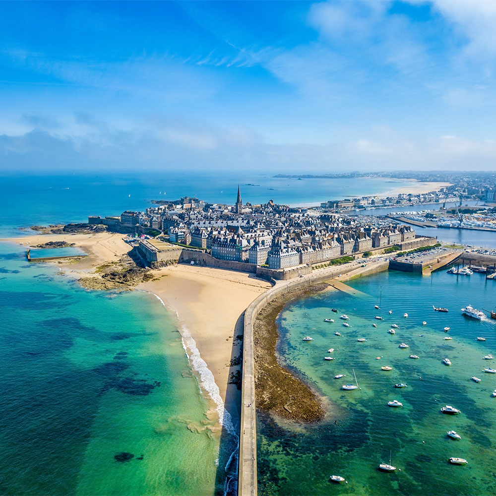 De la Bretagne aux hôtels splurge : Le voyage 2026 entre calme choisi et luxe scénarisé