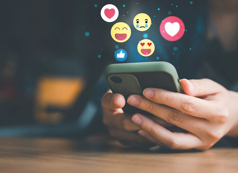 Il serait risqué de sous-estimer le rôle croissant des réseaux sociaux et des moteurs conversationnels. Les recommandations, photos et vidéos constituent désormais le nouveau moteur de recherche des établissements. Ingrid PICARD