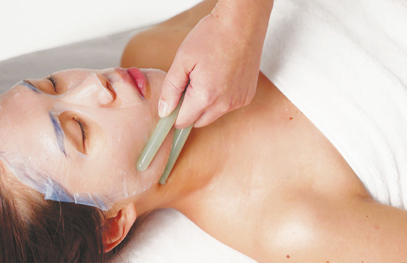 Le nouveau Soin Rétinol-Like [RE]Surfaçant, qui sera disponible en mai prochain, conjugue performance anti-âge et lâcher-prise pour une peau lissée et un éclat immédiat.