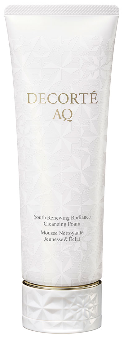 Le produit coup de coeur de Marie Oziol : Enrichie en extrait de coing, la Mousse Jeunesse & Éclat AQ de Decorté élimine en profondeur l’excès de sébum, tout en respectant l’équilibre naturel de la barrière cutanée.