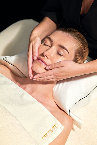 Le soin préféré de Marie : le Rituel Rajeunissant et Revitalisant Decorté. Ce soin du visage combine des formules expertes à des manœuvres ancestrales japonaises pour une peau repulpée et liftée tout en procurant un bien-être remarquable au corps et à l’esprit.