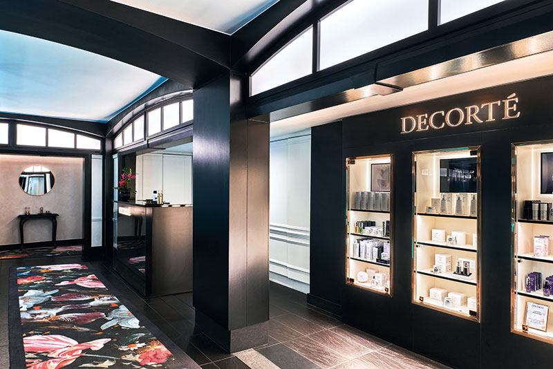 Pour prolonger l’expérience à domicile, une boutique exclusive a été installée au sein du Spa, offrant une sélection raffinée de produits Decorté.