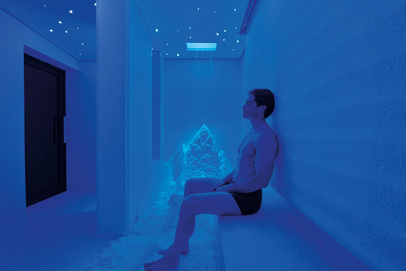 S’étendant sur plus de 750 m2, le Spa Decorté offre un cadre d’exception dédié à la détente, notamment une Ice Room (en bas), ainsi qu’une magnifique piscine intérieure.