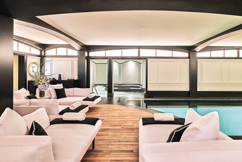 S’étendant sur plus de 750 m2, le Spa Decorté offre un cadre d’exception dédié à la détente, notamment une Ice Room (en bas), ainsi qu’une magnifique piscine intérieure.