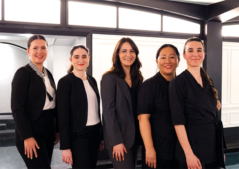 De gauche à droite : Morgane (assistante Spa manager), Amandine (réceptionniste Spa), Marie (directrice du Spa), Tenzin (thérapeute) et Roxanne (thérapeute).