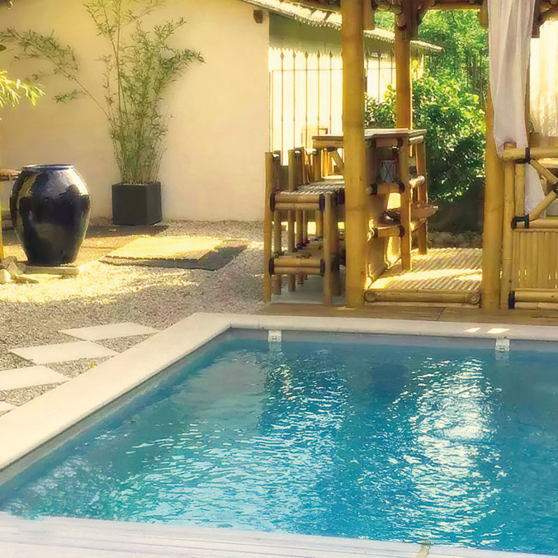 Le gîte Le Bonheur du Val, dans les Cévennes, est équipé d’une piscine extérieure et d’un espace bien-être comprenant une baignoire balnéo, un hammam, une cabine d’aquabiking et une cabine avec le BodySculptor Reveal.