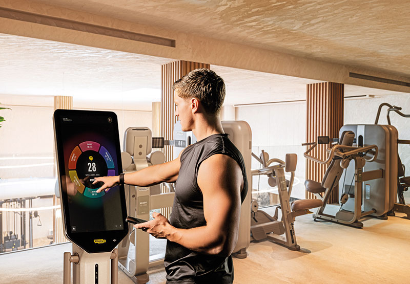 Technogym Checkup, finition Sand Stone. L'IA calcule votre « Wellness Age » et prescrit un protocole personnalisé : le fitness entre dans l'ère de la prévention santé et de la longévité.