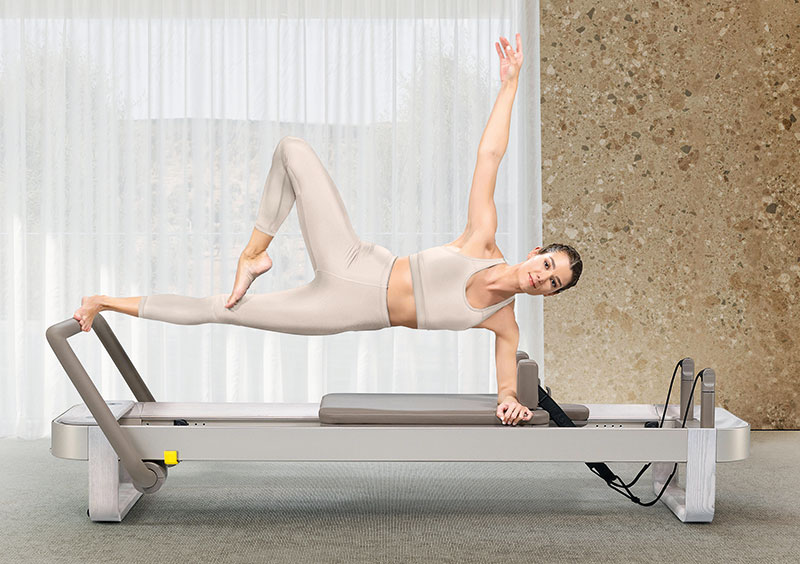L'expérience Pilates, réimaginée avec un design élégant et des matériaux innovants pour des mouvements fluides, un contrôle raffiné et un style intemporel.