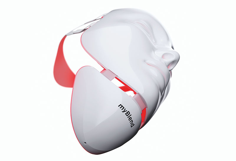 Avec sa lanière redessinée, son poids allégé et son silicone de grade médical, myLEDmask2 by myBlend est un véritable objet de désir, bien au-delà du simple dispositif de soin.