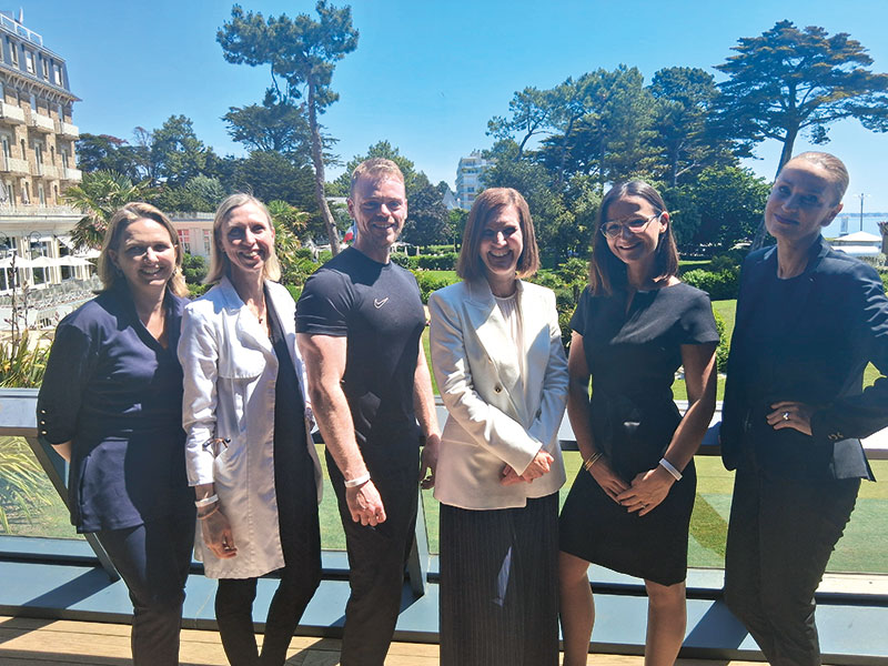 De gauche à droite : Stéphanie (diététicienne), Charlène (médecin), Johann (responsable du club de fitness), Caroline (directrice du Spa), Aurélie (responsable accueil et expérience client) et Catherine (Spa manager).