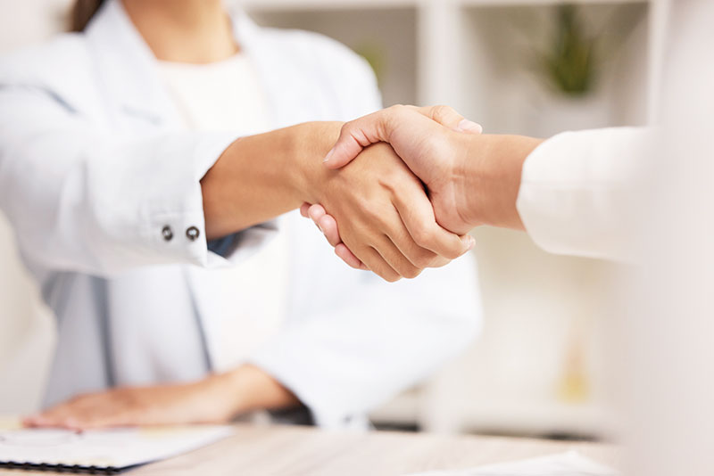 La concurrence pour le talent ne vient plus seulement du voisin. Elle vient des cliniques médico-esthétiques privées, qui rémunèrent 30 à 40 % au-dessus du marché Spa, et de l'indépendance, qui devient économiquement viable après trois ans d'expérience