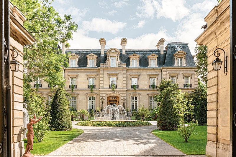 À Paris, le Saint James, seul hôtel-club privé de la capitale.